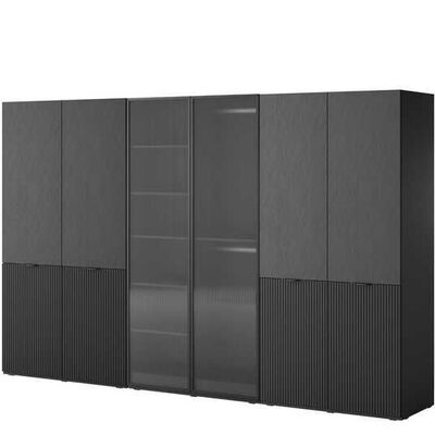 Latte vaatekaappi läpinäkyvillä ovilla