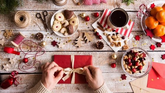 Joulun aika kerää perheet ruokapöydän ääreen