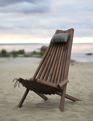 Sisustustuoli niskatyynyllä ruskea