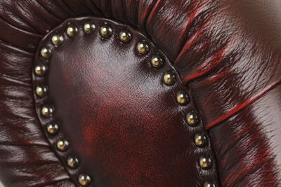 Chesterfield kulmasohva 2+K+3 rub off punainen vuodemekanismilla