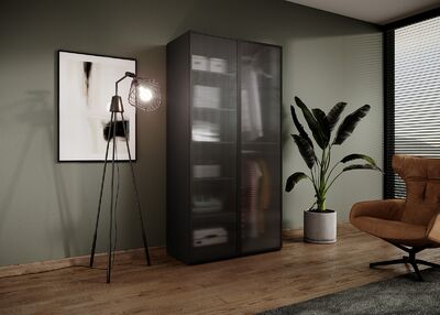 Latte vaatekaappi läpinäkyvillä ovilla